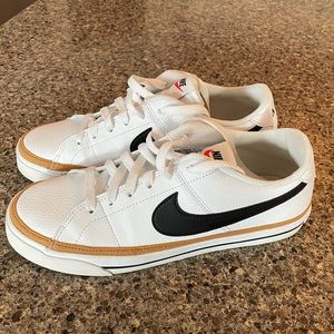 Men’s size 7 woman’s size 8.5 court Legacy sneaker